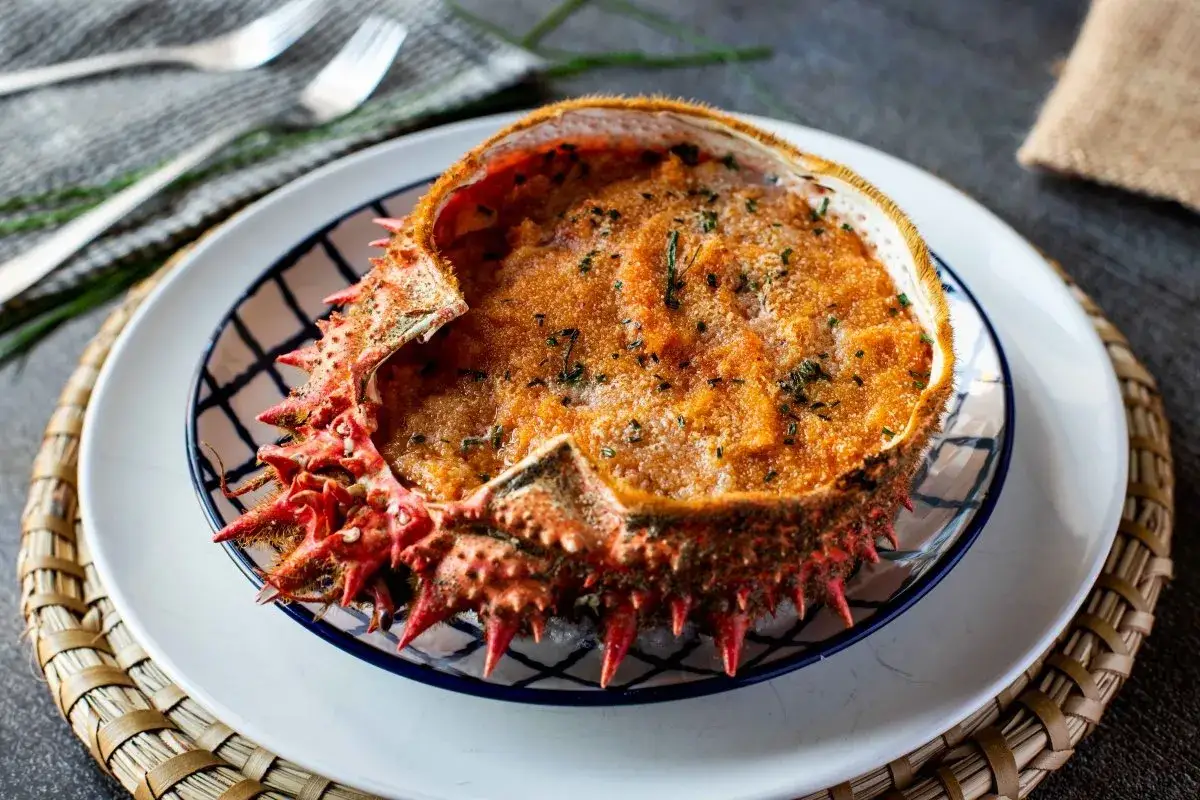 Txangurro a la donostiarra, un delicioso relleno de marisco en su propio caparaz&oacute;n, gratinado y espolvoreado con perejil.