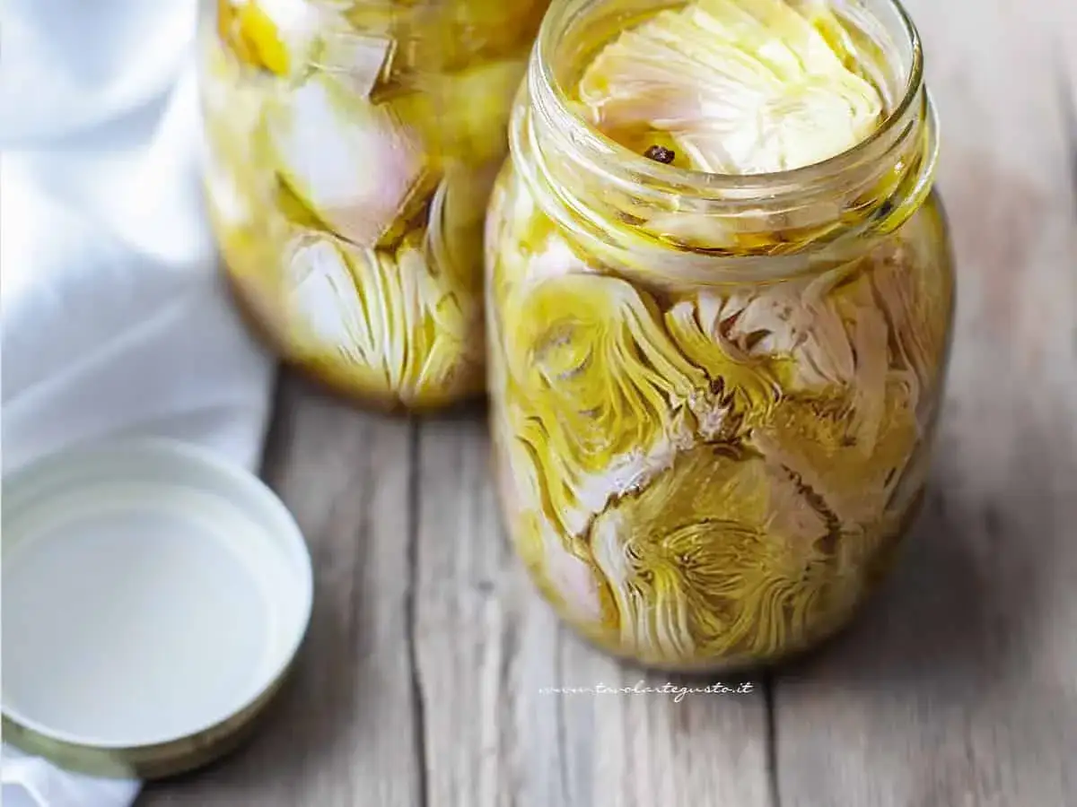 Barattoli di carciofini sott'olio fatti in casa, pronti per essere gustati.