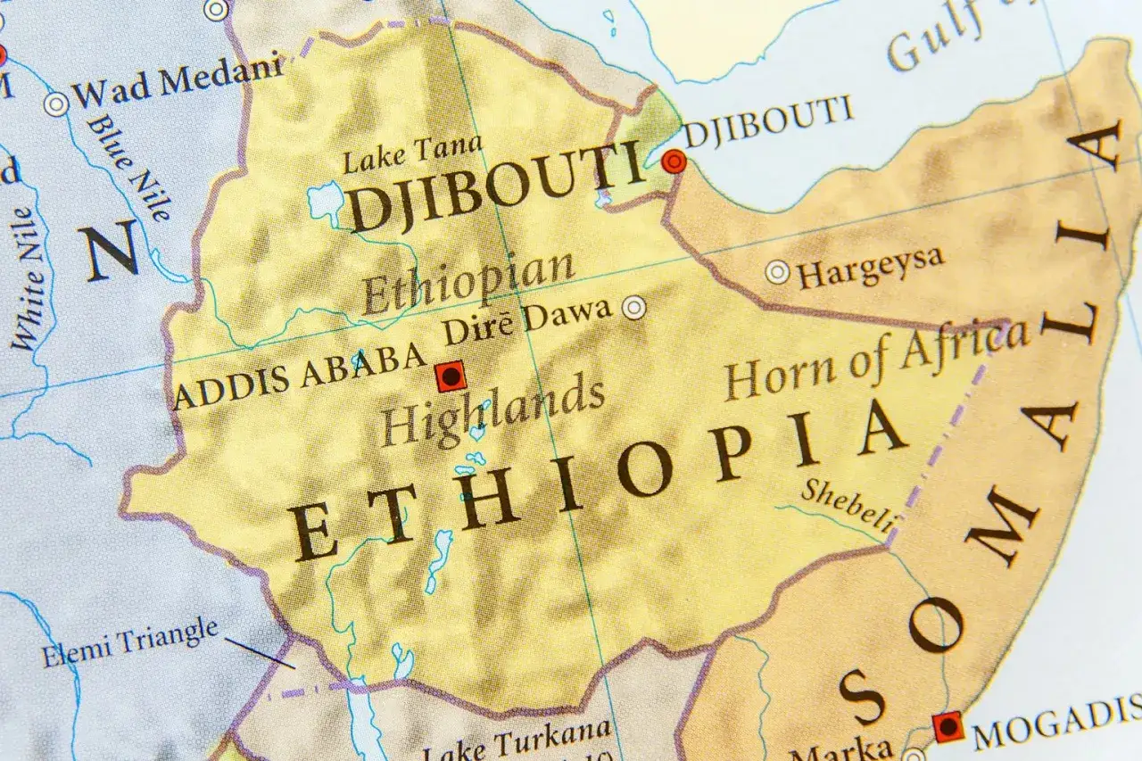 Mapa Afryki pokazuje, gdzie leży Etiopia, z Addis Abebą i Wyżynami Etiopskimi. Sąsiaduje z Dżibuti i Somalią.