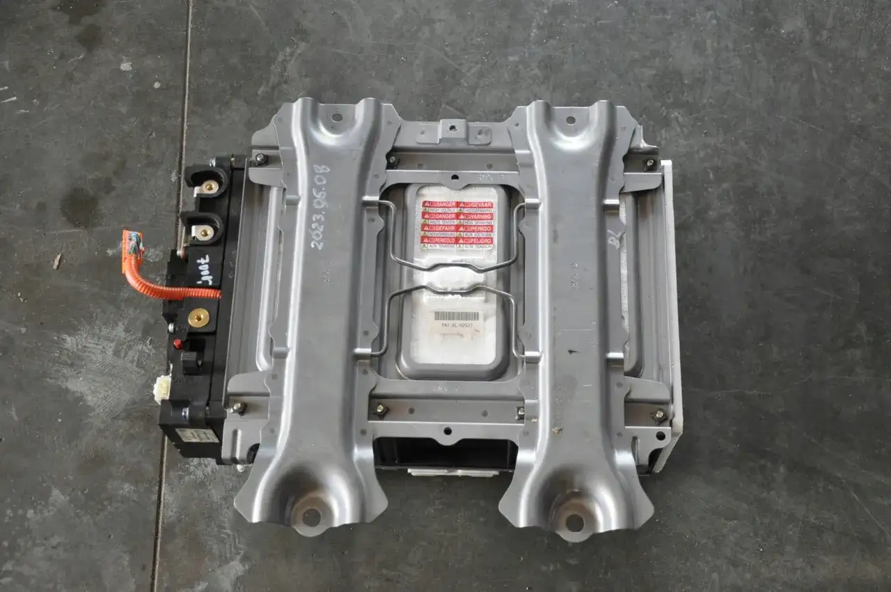 Akumulator Honda Civic VIII 1.8 benzyna, z widocznymi oznaczeniami i pomarańczowym kablem.