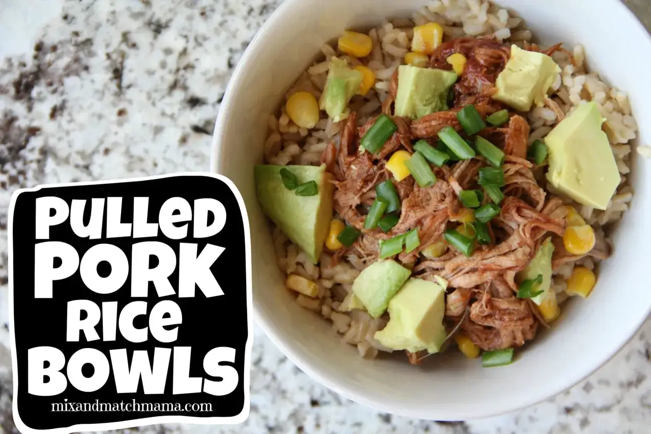 En härlig pulled pork med ris-bowl, toppad med avokado, majs och salladslök. Perfekt för en snabb och smakrik måltid.