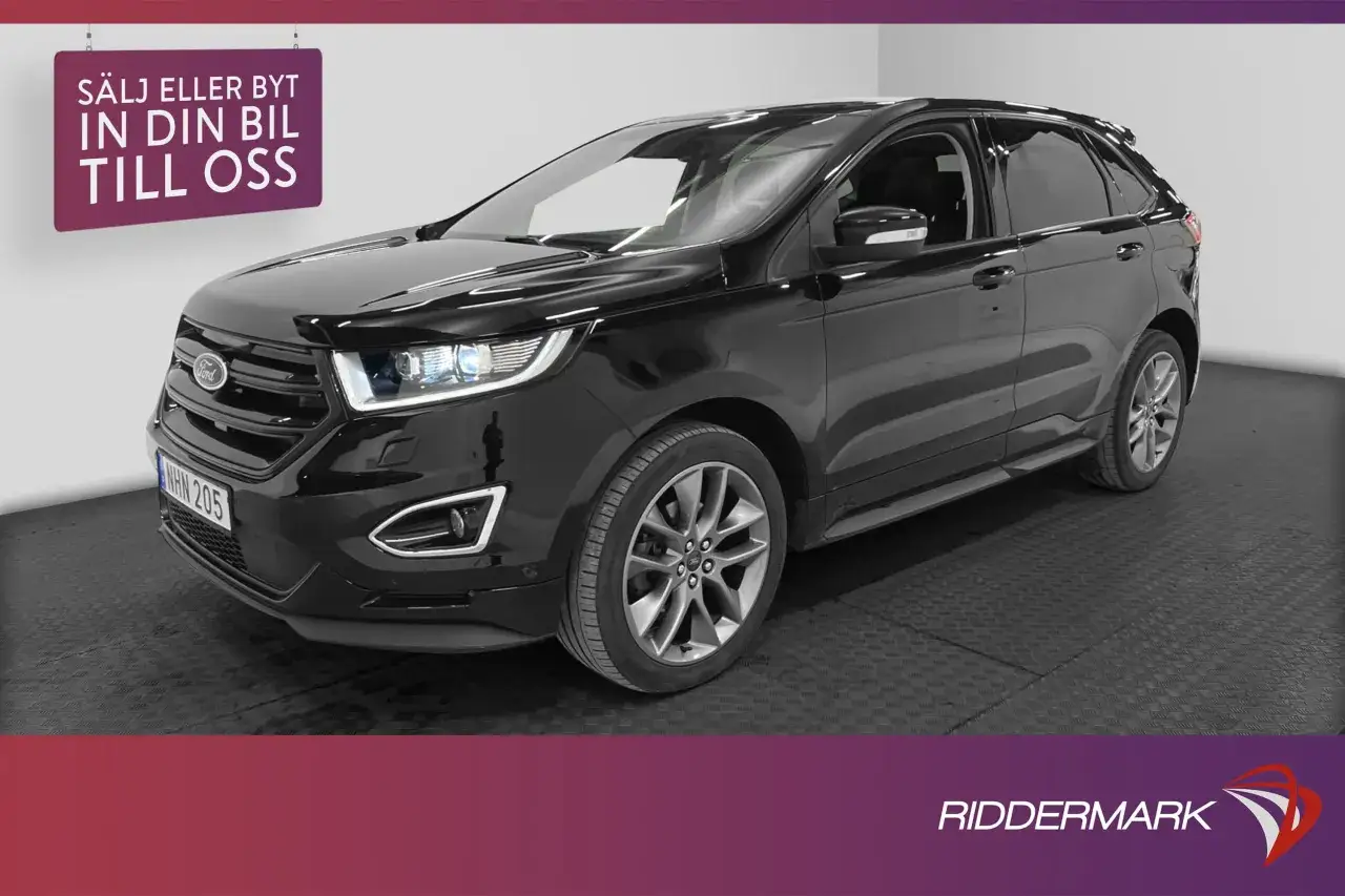 Svart Ford Edge, en SUV med en modern design. Ett skylt ovanför bilen säger