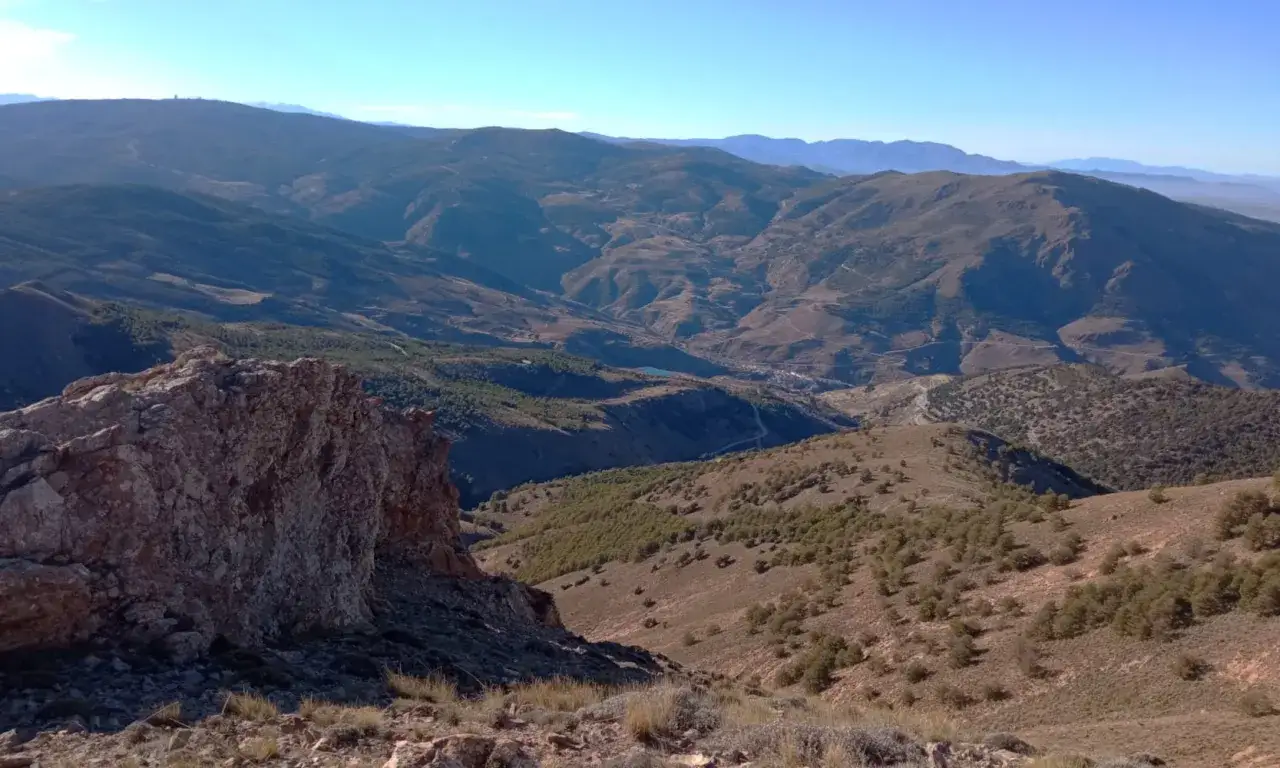 Vista panorámica de la tetica de bacares, con montañas onduladas, vegetación escasa y un cielo azul despejado.
