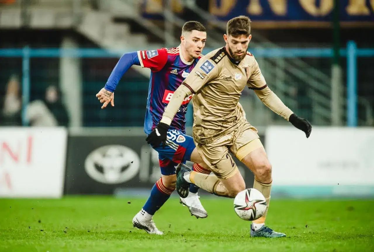 Piast Gliwice kontra Pogoń Szczecin. Piłkarze walczą o piłkę na murawie.