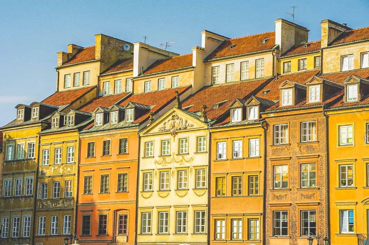 Kolorowe kamienice na Rynku Starego Miasta. Idealne tło do zwiedzania, jak Warszawa w jeden dzień.