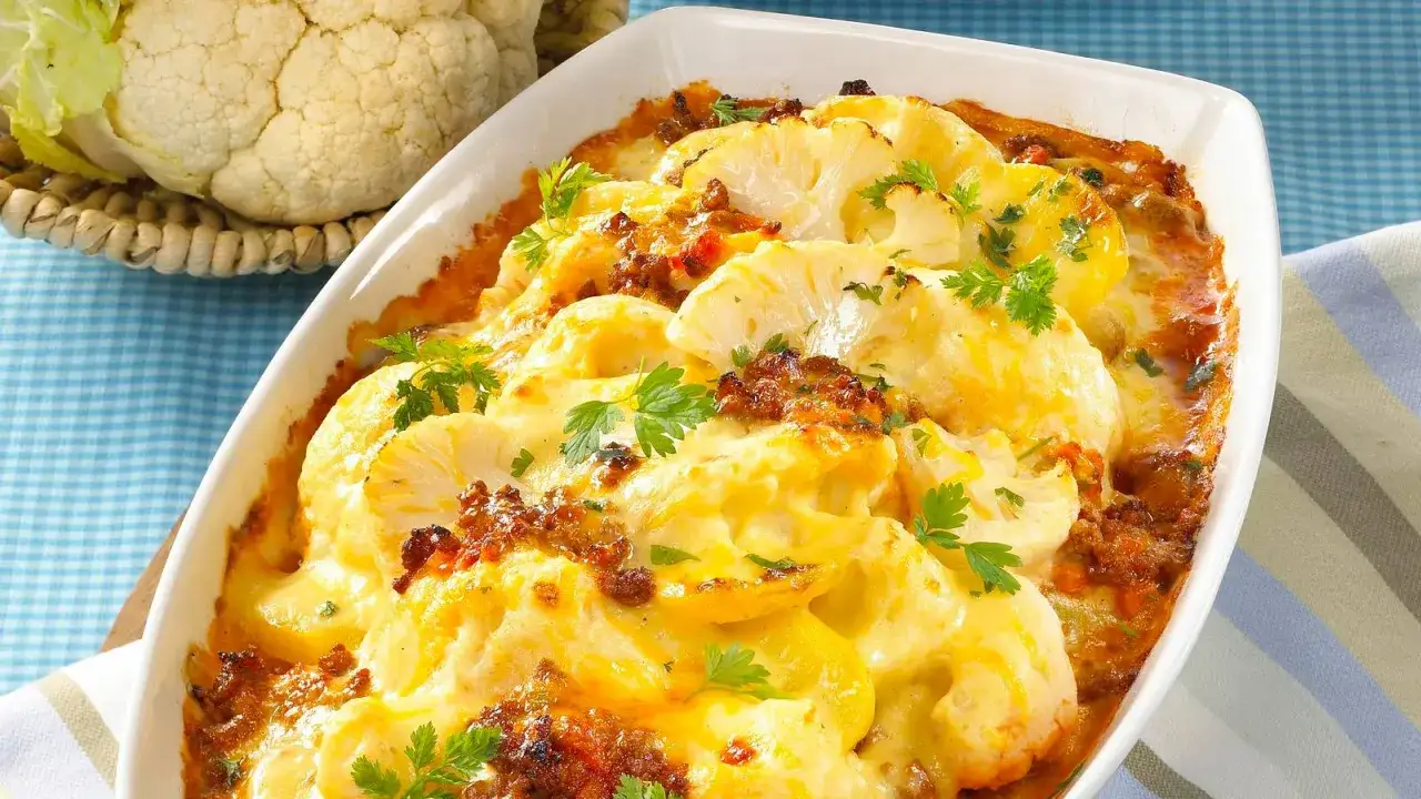Herzhaftes Blumenkohl mit Hackfleisch Auflauf, &uuml;berbacken mit K&auml;se und garniert mit Petersilie. Ein Genuss f&uuml;r die ganze Familie.