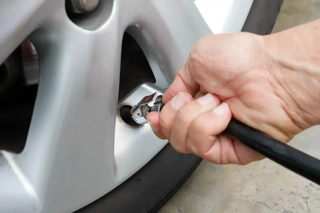 Rodzaje systemów TPMS czujnik bezpośredni i pośredni