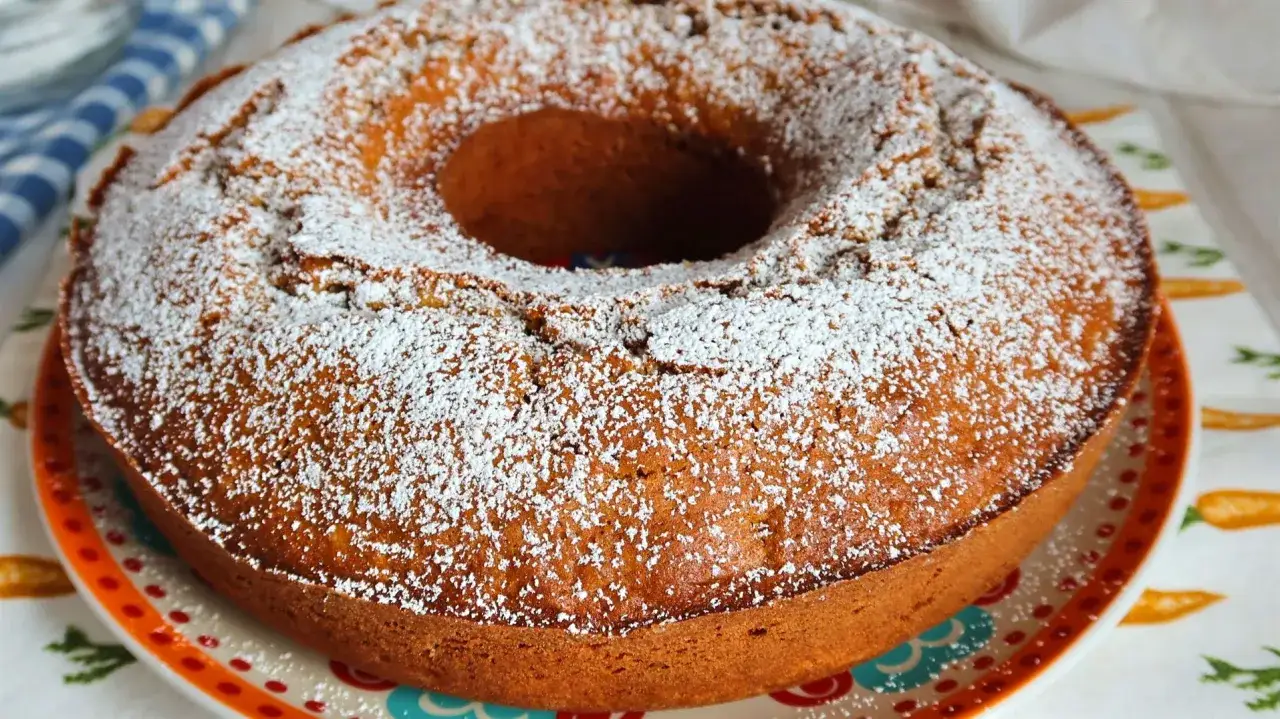 Bizcocho de zanahoria esponjoso y dorado, espolvoreado con az&uacute;car glas. &iexcl;Perfecto para la merienda!