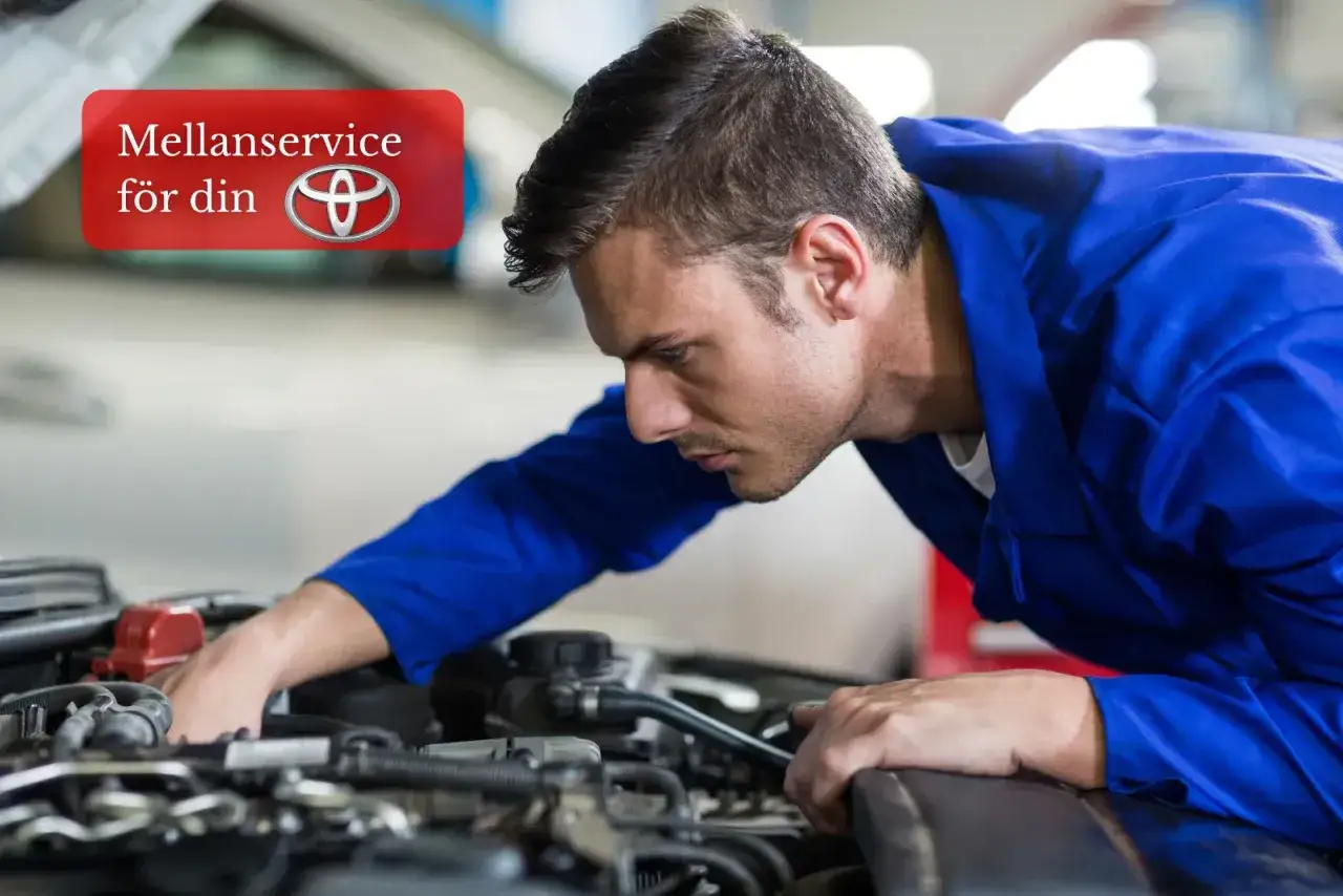 Mekanikern kollar motorn på en Toyota Yaris. Mellanservice för din bil, kolla priset!