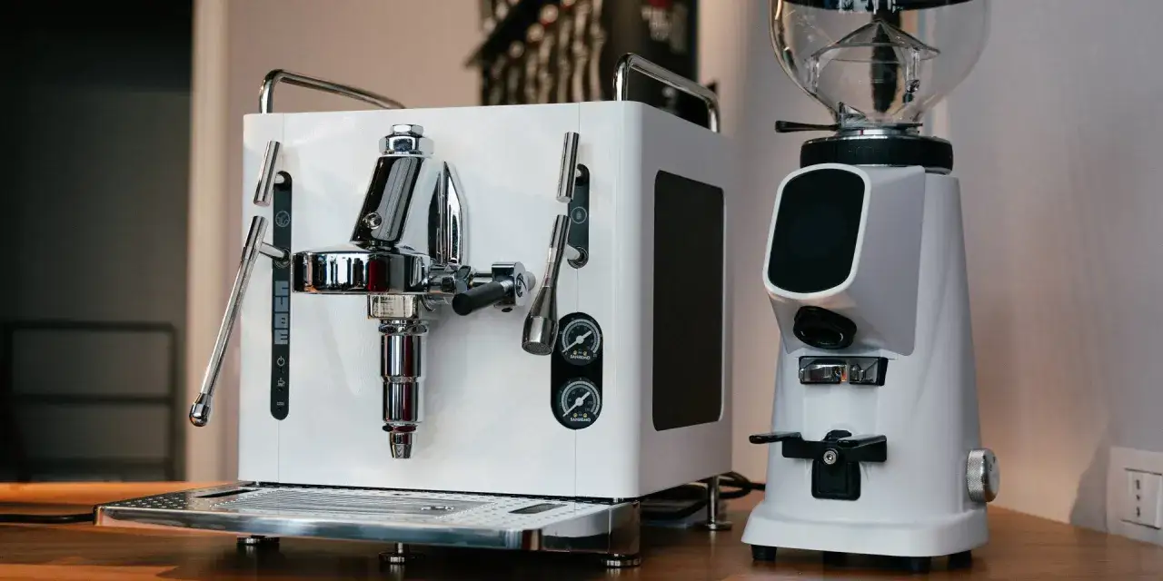 Profesjonalny ekspres kolbowy i młynek. Czas na odkamienianie ekspresu kolbowego, by cieszyć się idealnym espresso.
