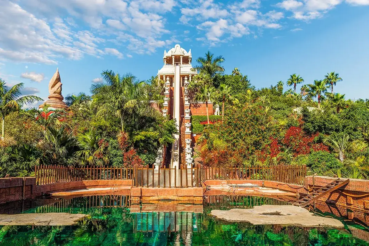 Siam Park zjeżdżalnia wznosi się pośród bujnej zieleni, zapraszając do wodnej przygody.
