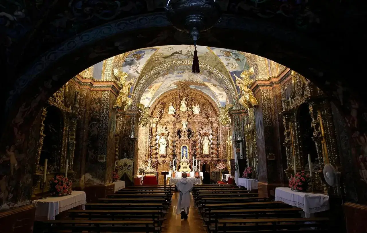 Interior de iglesia barroca, con un monje caminando hacia el altar. Se cree que es el beato &Aacute;lvaro de C&oacute;rdoba.