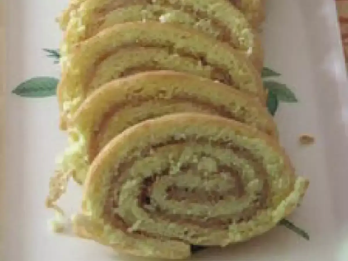 Roul&eacute; &agrave; la confiture, pr&ecirc;t &agrave; &ecirc;tre recouvert d'une p&acirc;te d'amande pour une recette de g&acirc;teau gourmande.