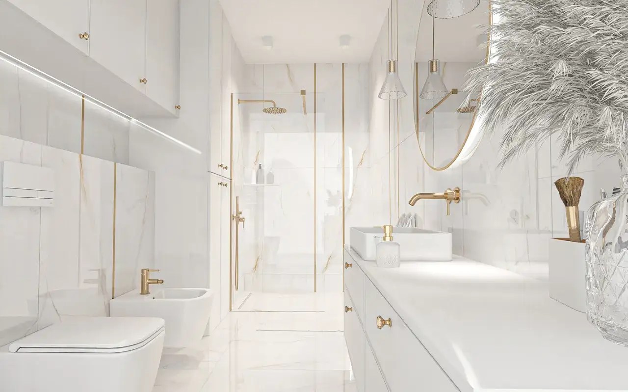 Elegancka łazienka w stylu klasycznym z białymi płytkami i złotymi detalami. Widoczna wanna, prysznic, umywalka i bidet.