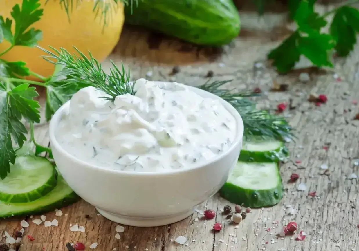 Pyszny, kremowy sos tzatziki z koperkiem i ogórkiem, otoczony świeżymi składnikami. Idealny dodatek do greckich potraw.