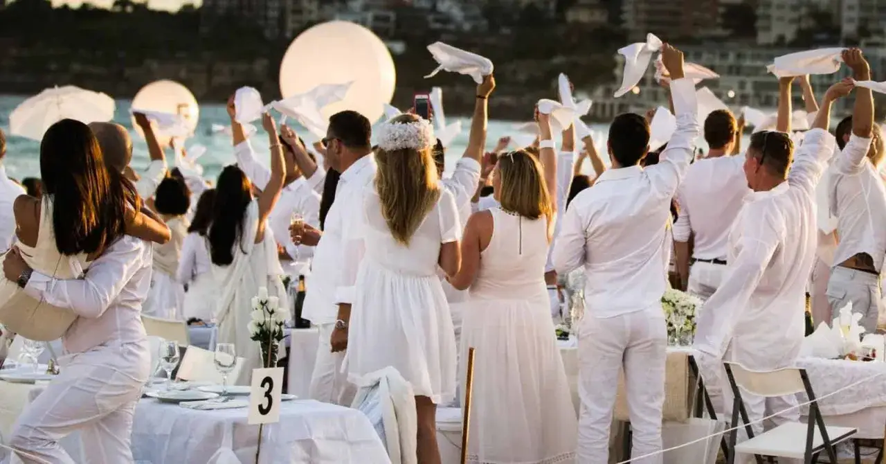 Festa in bianco: tutti vestiti di bianco, un'atmosfera magica sulla spiaggia. Ecco come vestirsi per un evento così speciale.