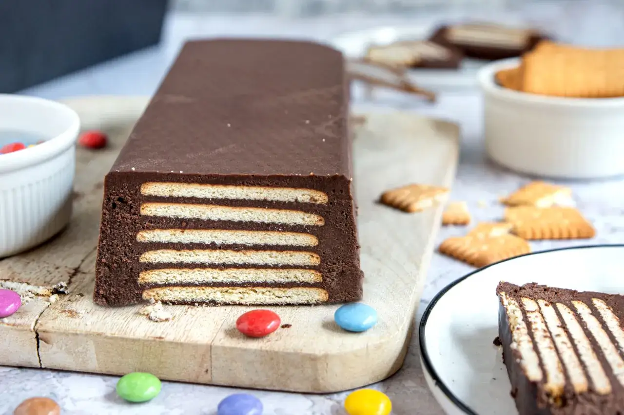 Schokoladiger Kalter Hund, Omas Rezept, geschichtet mit Keksen und &uuml;berzogen mit dunkler Schokolade. Bunt dekoriert mit Schokolinsen.