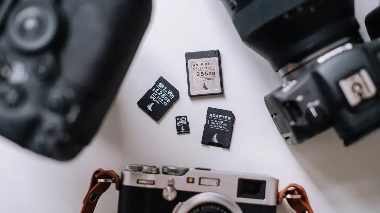 Karty pamięci: CFexpress 256GB, SD 128GB, microSD 256GB i adapter. Gotowe do pracy z aparatami.