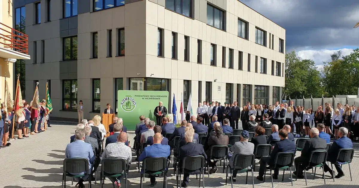 Zdjęcie Szkoła podstawowa w Kocku vs. Wejherowie: Która lepsza?