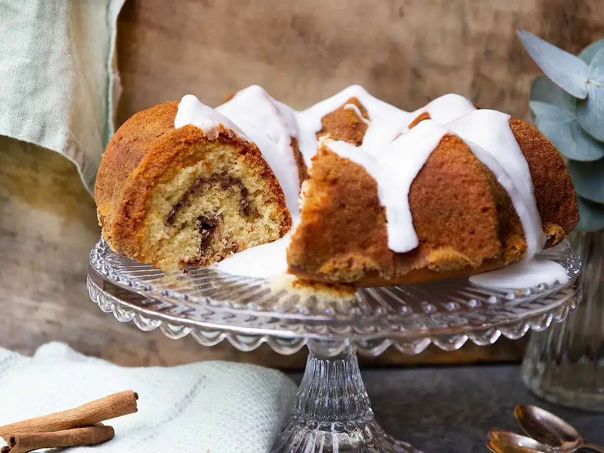 En saftig kanelkaka med en härlig glasyr, perfekt för ett mysigt fika. Ett enkelt glasyr recept gör den extra god.