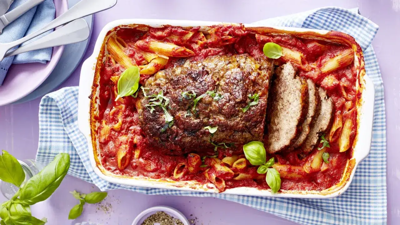 Herzhaftes Carne alla Pizzaiola mit Penne in Tomatensauce, garniert mit frischem Basilikum. Ein köstliches Gericht für die ganze Familie.