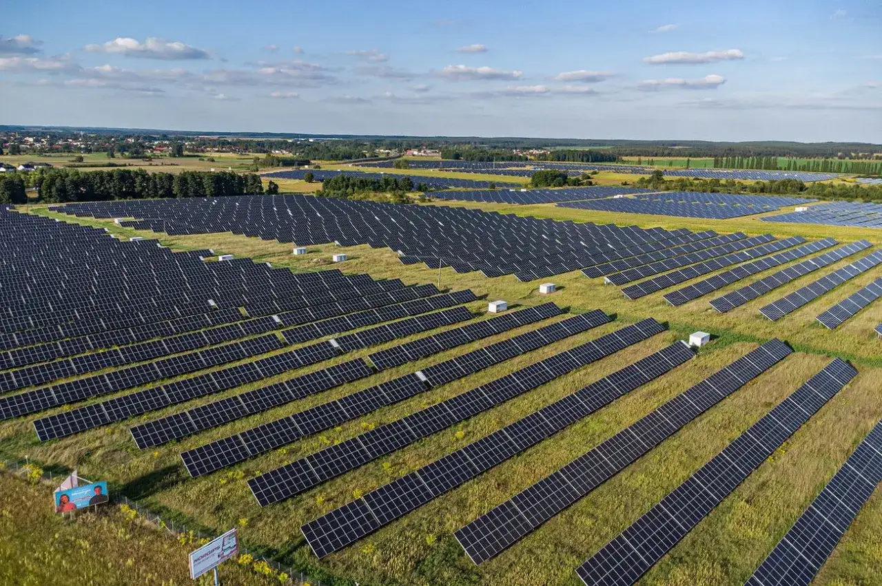 Ogromne pole paneli słonecznych zapewnia czystą energię dla wsi, tworząc zieloną przyszłość.
