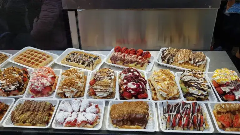 Belgijskie frytki z sosem, gofry brukselskie