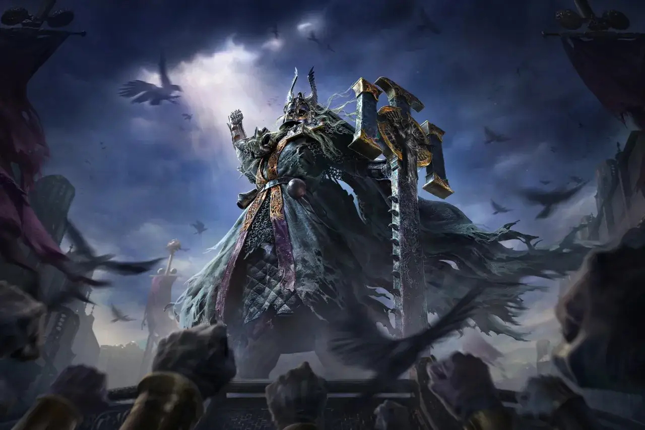 Un guerrero imponente con armadura y capa ondeante, sosteniendo una gran espada, se alza ante una multitud. El cielo está nublado con cuervos volando, evocando la atmósfera de Path of Exile 2.