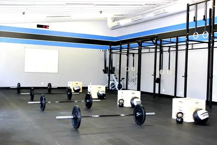 wnętrze boxu crossfitowego i sprzęt