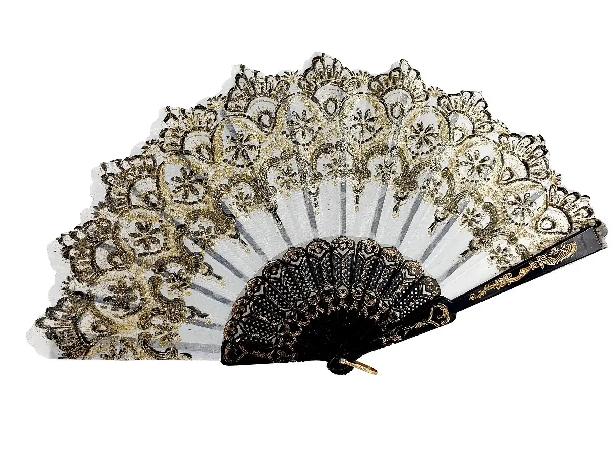 Elegancki wachlarz z czarnymi i złotymi zdobieniami. Idealny jako pamiątka, by poczuć hiszpański klimat. Co przywieźć z Hiszpanii? Taki wachlarz!
