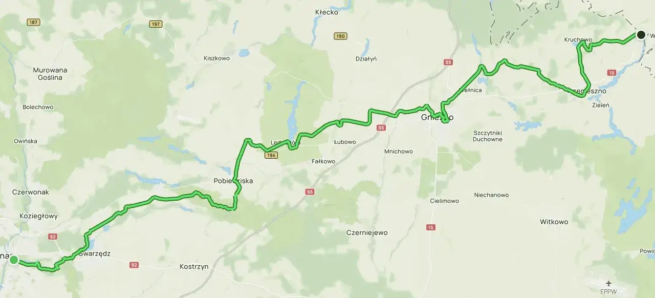 Trasa rowerowa Piastowski Trakt Rowerowy prowadzi przez malownicze tereny Wielkopolski, mijając Gniezno i liczne jeziora.