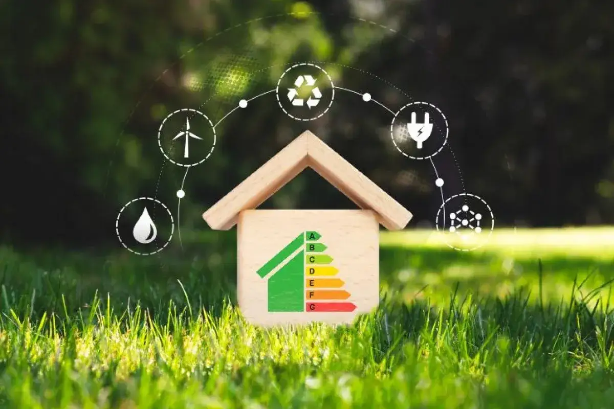 Casa de madera con etiqueta de eficiencia energ&eacute;tica y s&iacute;mbolos de energ&iacute;a renovable. &iexcl;Aprovecha la desgravaci&oacute;n renta eficiencia energ&eacute;tica!