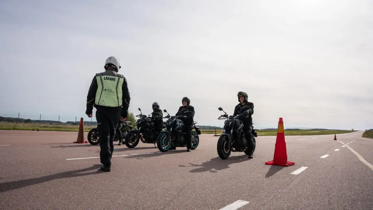 Instruktör leder elever på motorcyklar under en risktvåan mc-utbildning.