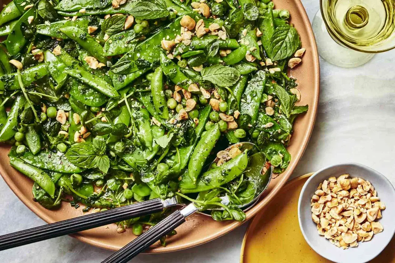 Frischer Zuckerschoten-Salat mit Minze und N&uuml;ssen. Ein leichtes und gesundes erbsen rezept, perfekt f&uuml;r den Sommer.