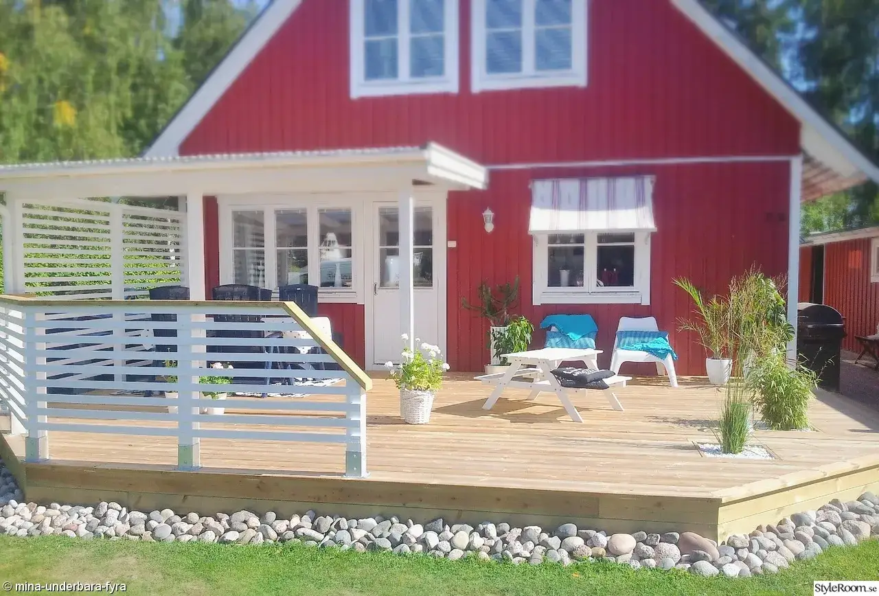 En röd stuga med en härlig altan med tak. Perfekt för sommarens fikastunder och grillkvällar. Här finns inspiration för din egen altan med tak.
