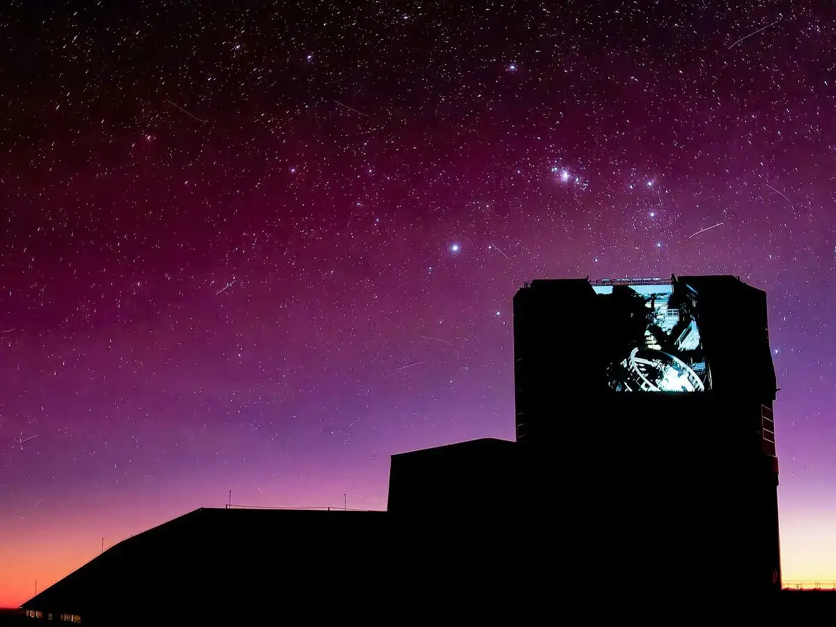 Obserwacja nieba na żywo. Obserwatorium astronomiczne w blasku gwiazd i zorzy polarnej.