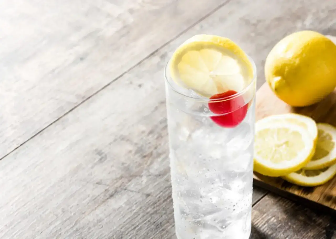 Tom Collins drink elegancki koktajl w szklance