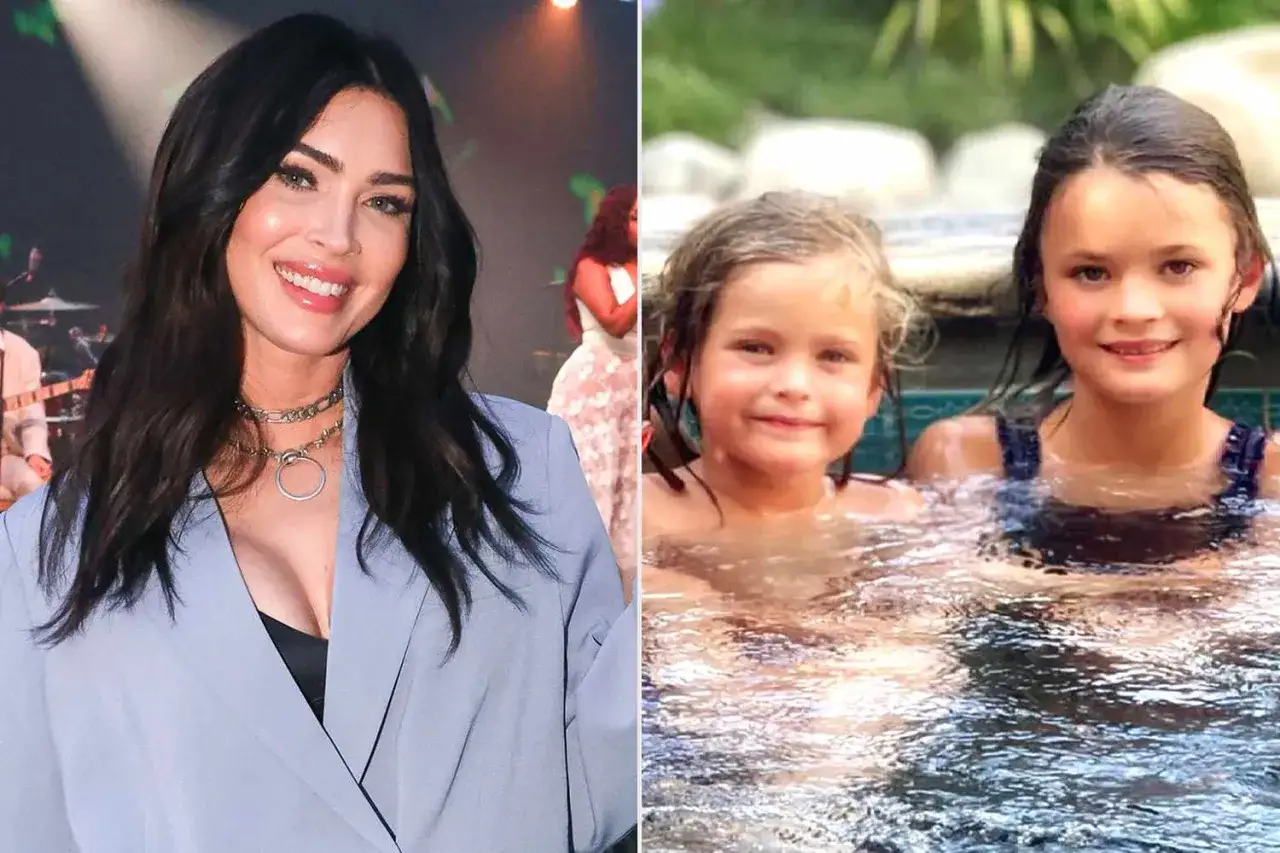 Megan Fox z uśmiechem obok swoich dzieci w basenie.