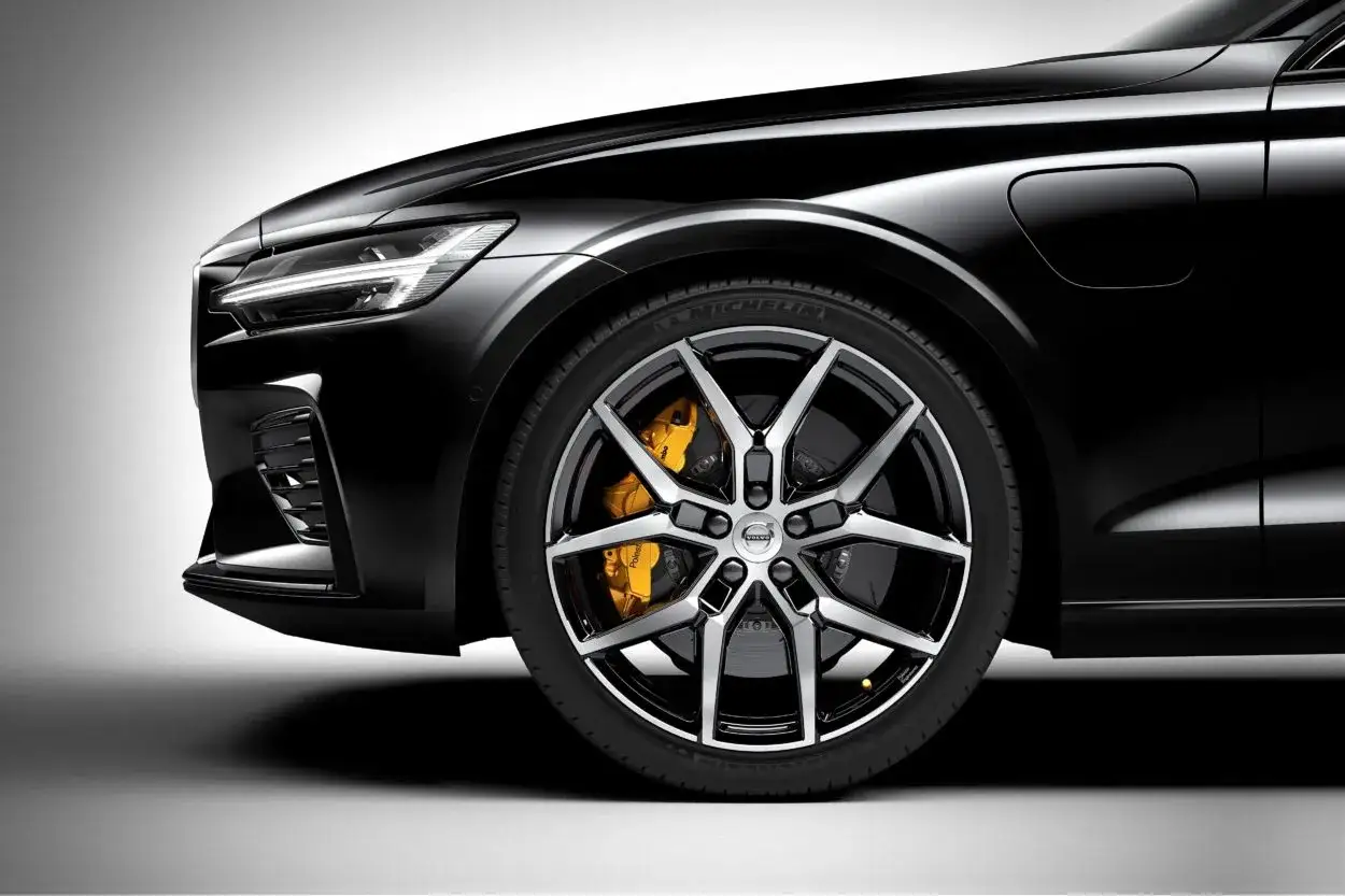 Czarne Volvo S60 V8 z żółtymi zaciskami hamulcowymi i felgami.