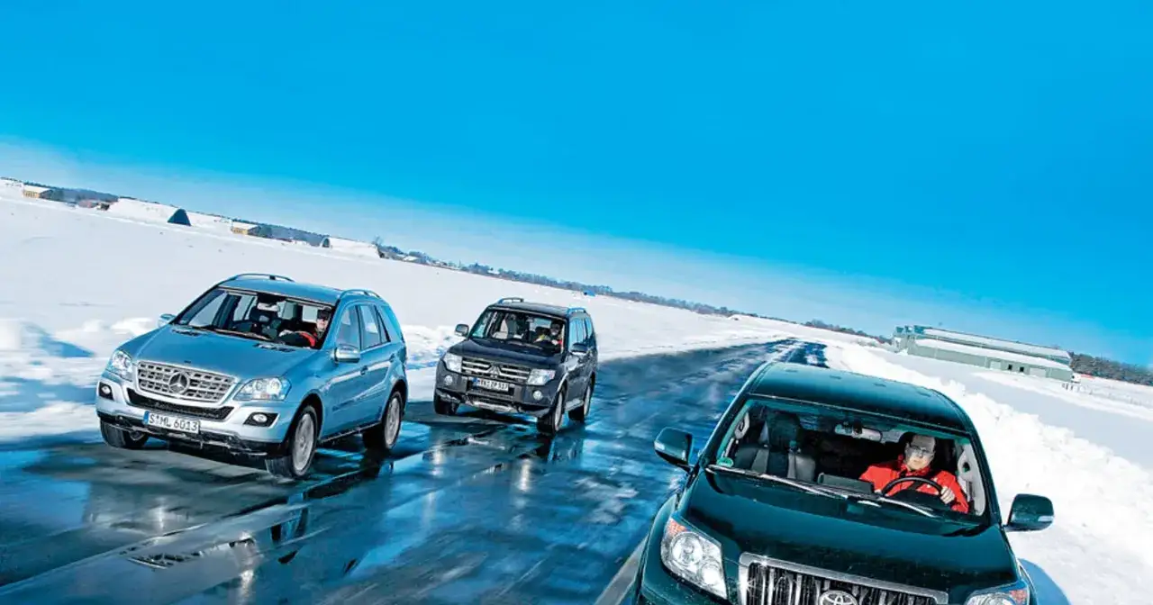 Trzy SUV-y, w tym srebrny Mercedes-Benz ML, jadą po oblodzonej drodze w zimowy dzień.
