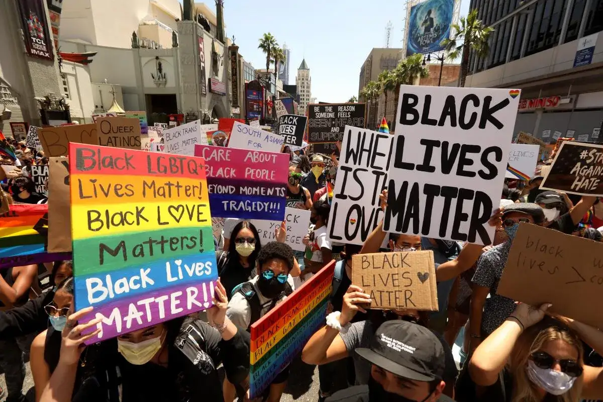 Menschen demonstrieren für die black lives matter bedeutung. Sie halten Schilder hoch, die Vielfalt und Gleichheit fordern.
