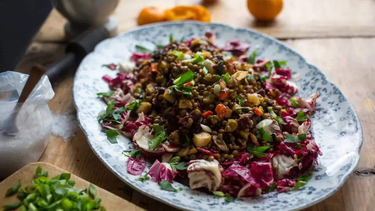 Ein herzhafter Linsensalat mit Radicchio und frischen Kräutern, perfekt für ein leichtes Mittagessen.
