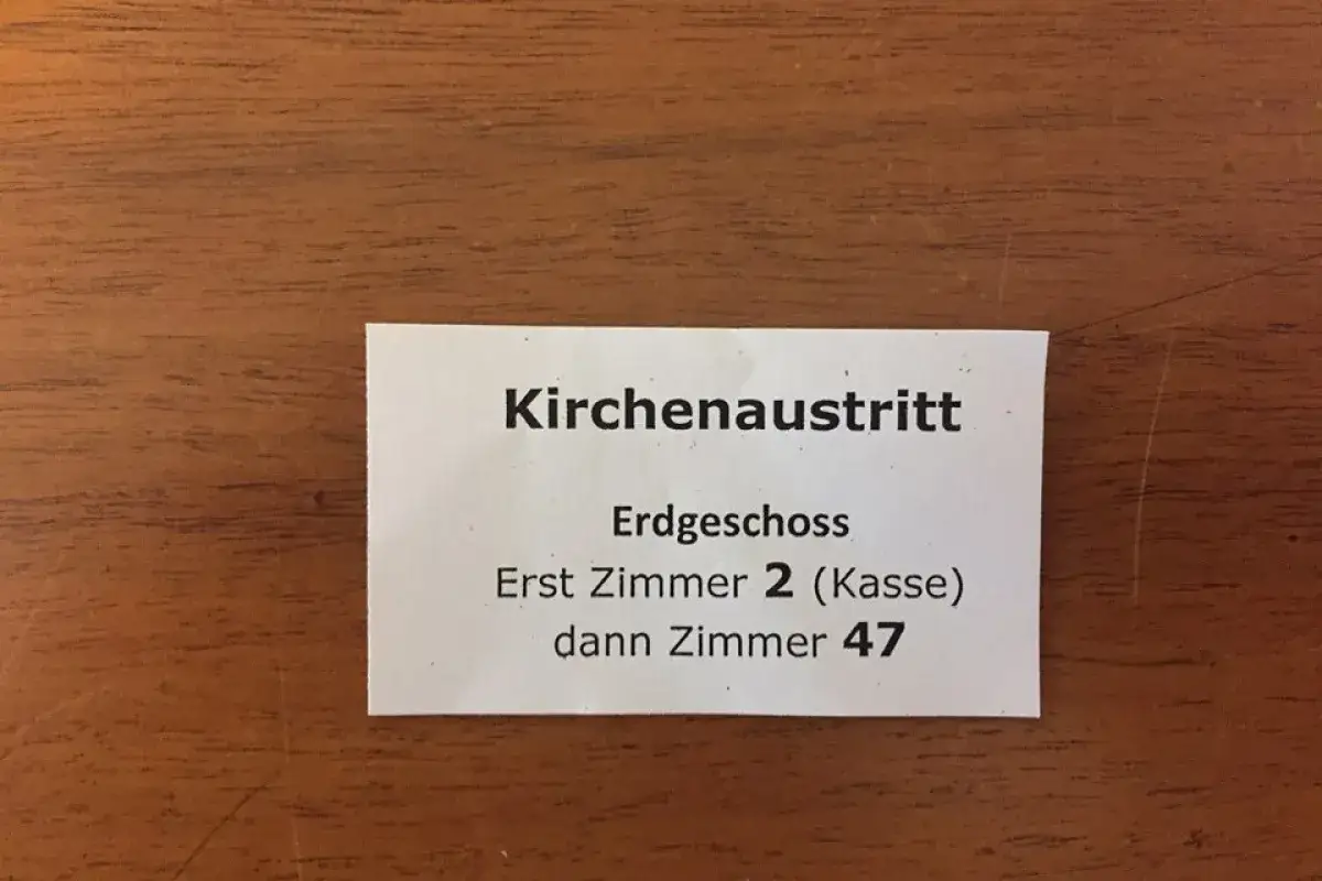 Hinweis für den Kirchenaustritt: Erdgeschoss, zuerst Zimmer 2 (Kasse), dann Zimmer 47.