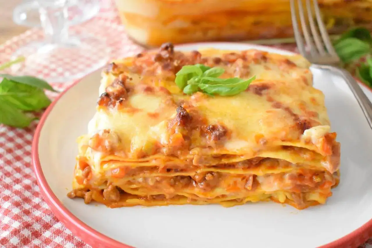 Pyszna lasagne z mięsem i serem, idealna na obiad. Co zamiast wina do lasagne? Może orzeźwiająca lemoniada?