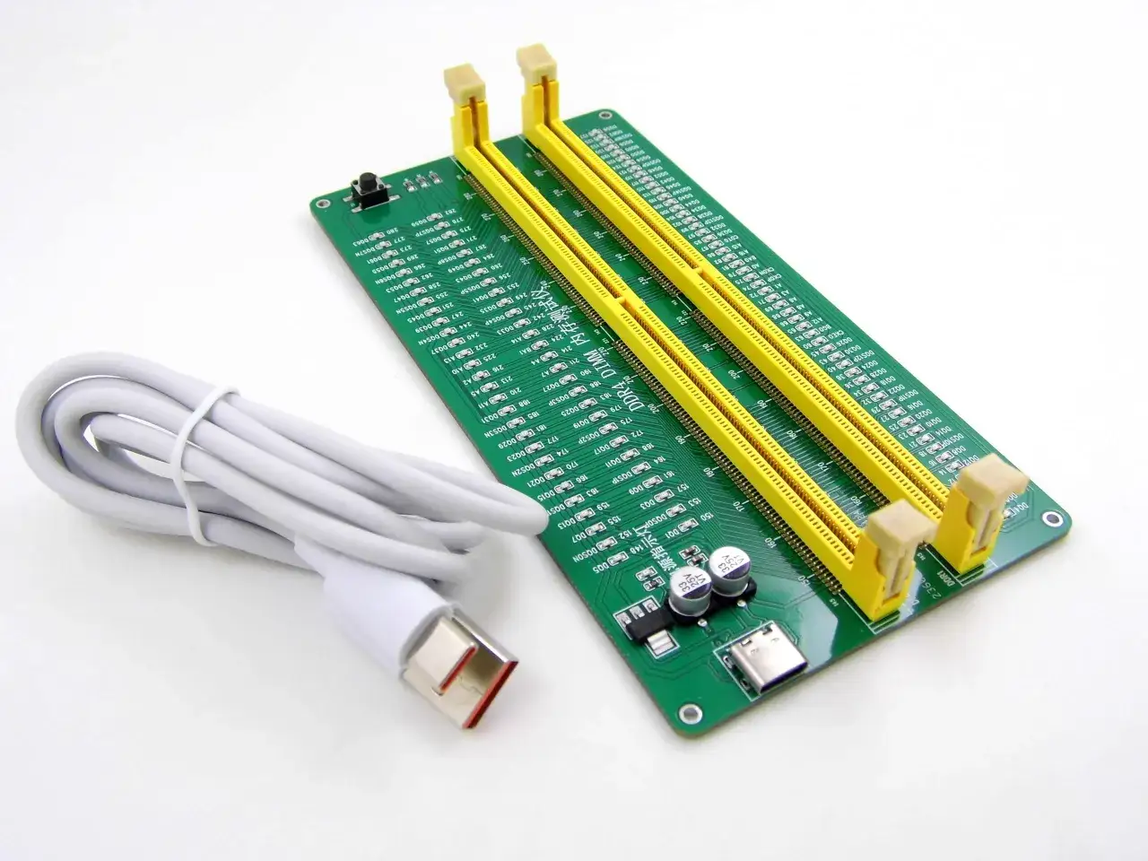 Tester do pamięci RAM DDR3 DIMM z kablem USB. Pozwala sprawdzić, co to pamięć RAM i jej działanie.