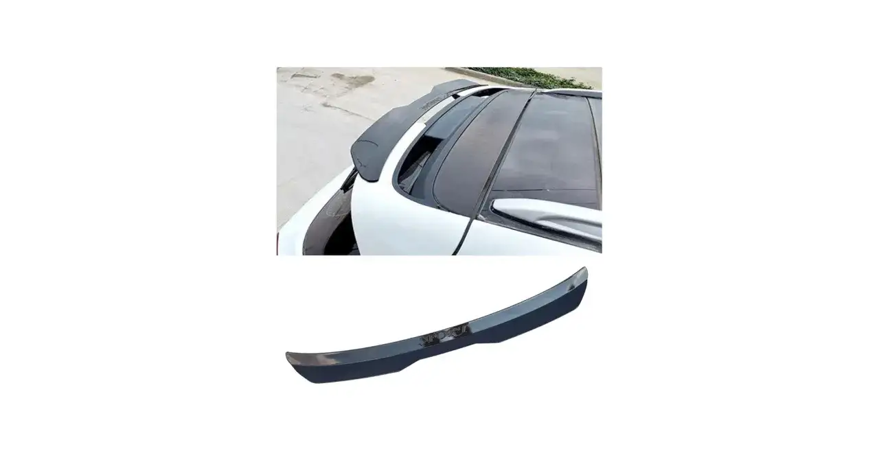 Czarny spoiler na dach samochodu, dodający sportowego charakteru. Bez spoilerów jazda byłaby nudna.