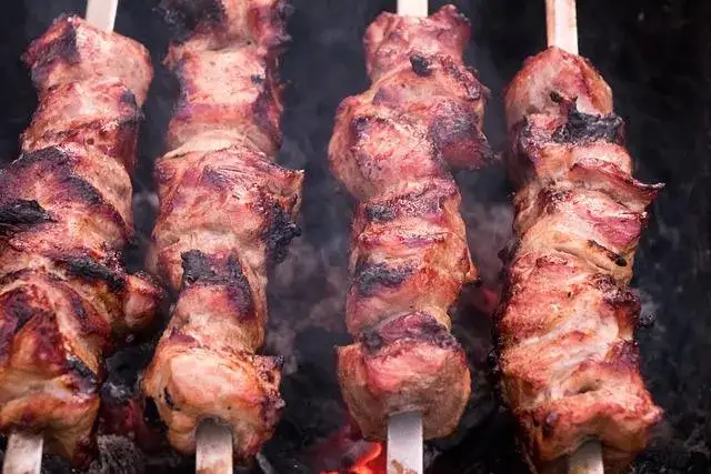 Rodzaje mięsa na kebab: kurczak, wołowina, baranina