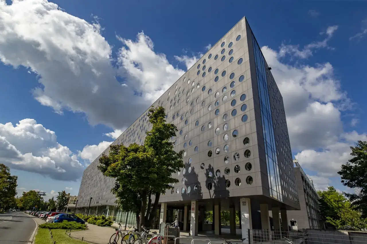 Nowoczesny budynek z okrągłymi oknami, idealne miejsce na studia artystyczne Wrocław.