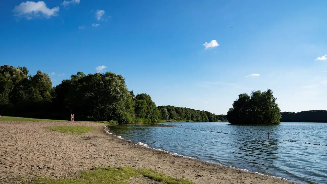 Ein sonniger Tag am See, perfekt, um die Natur zu genie&szlig;en. Hier kann man die Ruhe und Sch&ouml;nheit erleben, die Hamburg zu bieten hat.