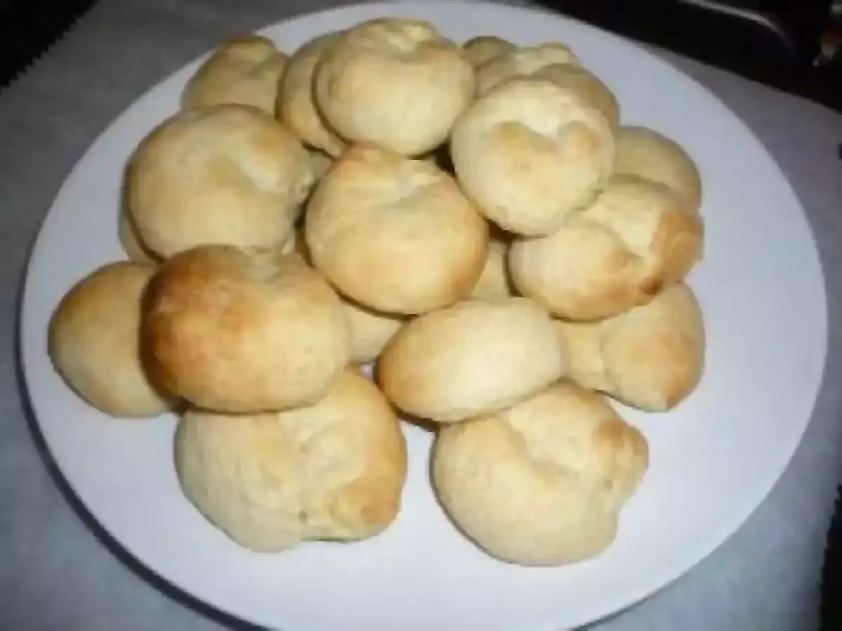 Piatto di biscotti fatti in casa, dall'aspetto rustico ma invitante. Sono i classici